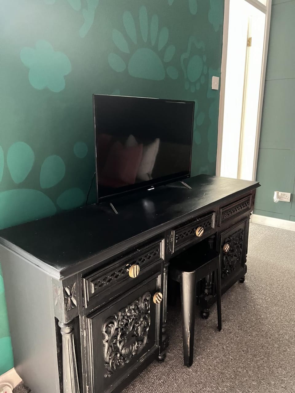 The Hive 2-Bed Apartment with Kitchen and Private Bathroom in Lively Monton Village - Sleeps 4 - Free WiFi - Parking Nearby Apartment in England