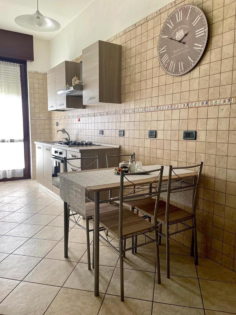 Kitchen or kitchenette, Dining area, stove