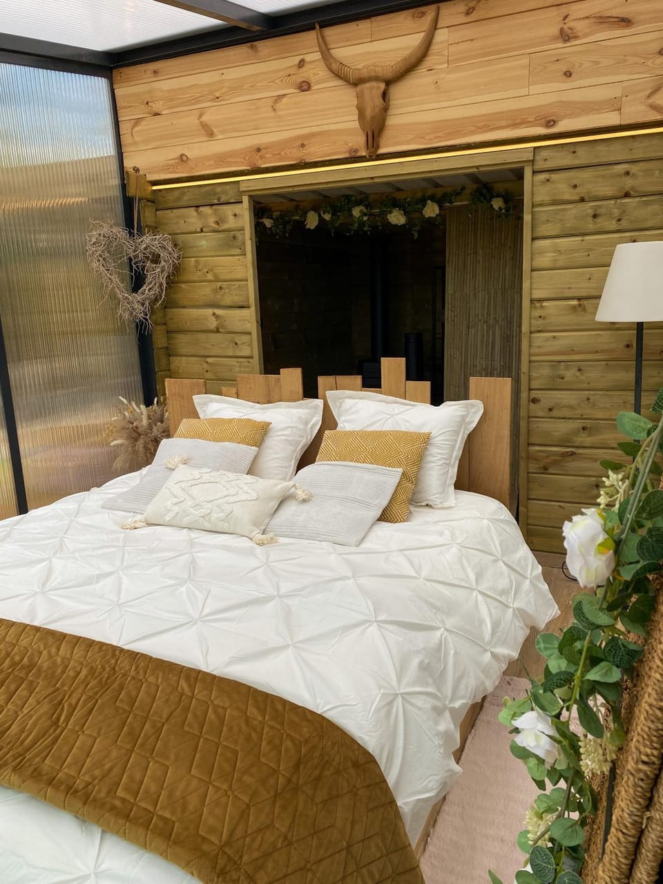 Bed, Decorative detail, Decorative detail, Bedroom