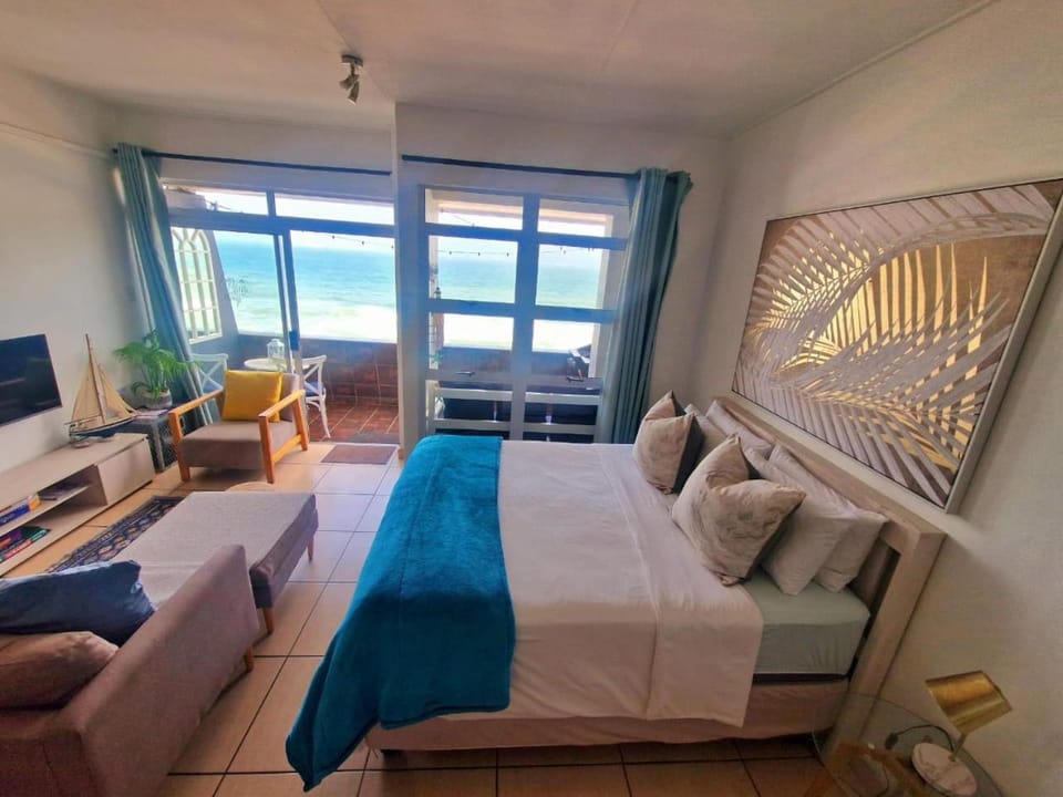 Bed, Photo of the whole room, Seating area, Bedroom