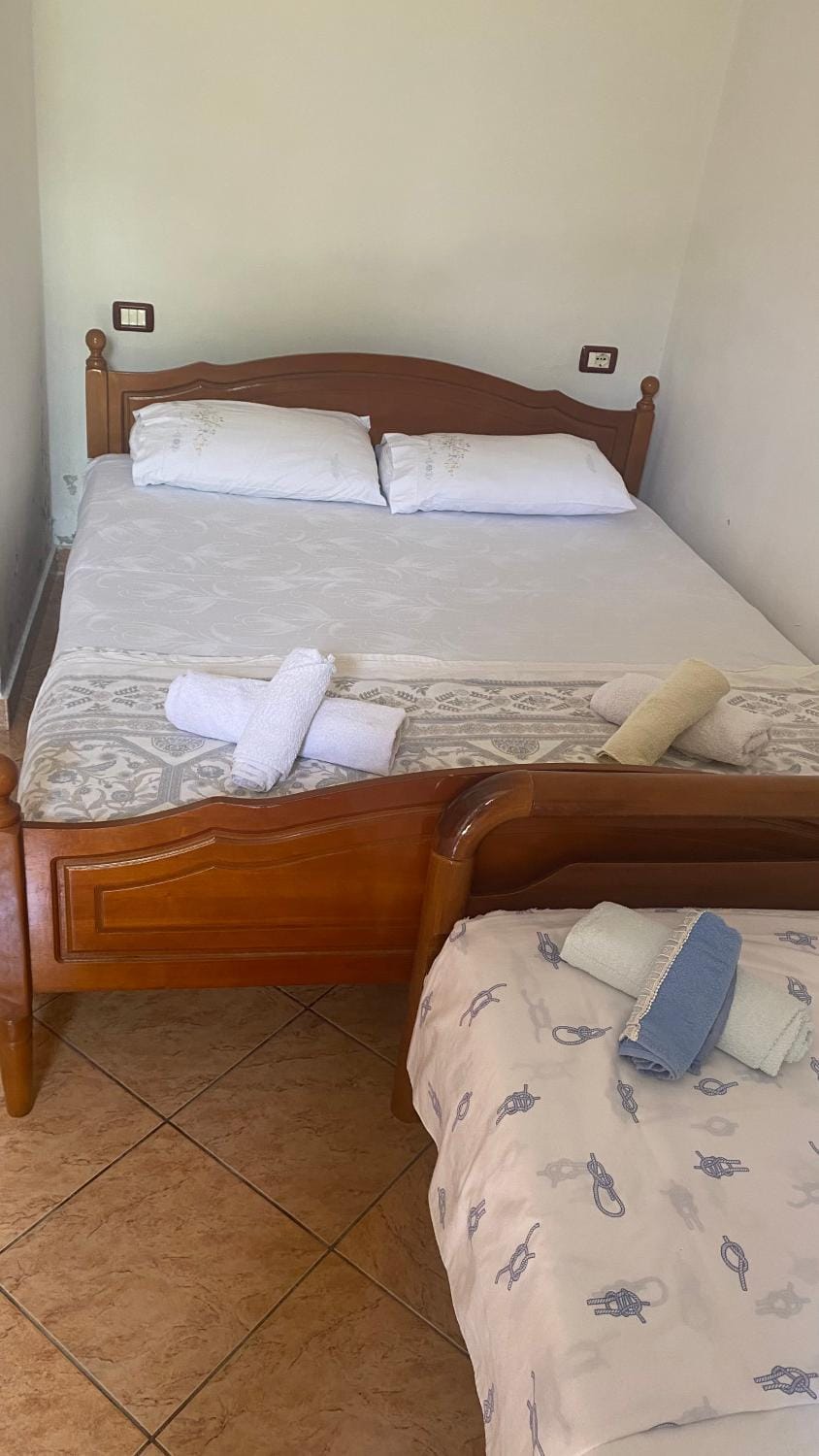 Bed, Bedroom, towels