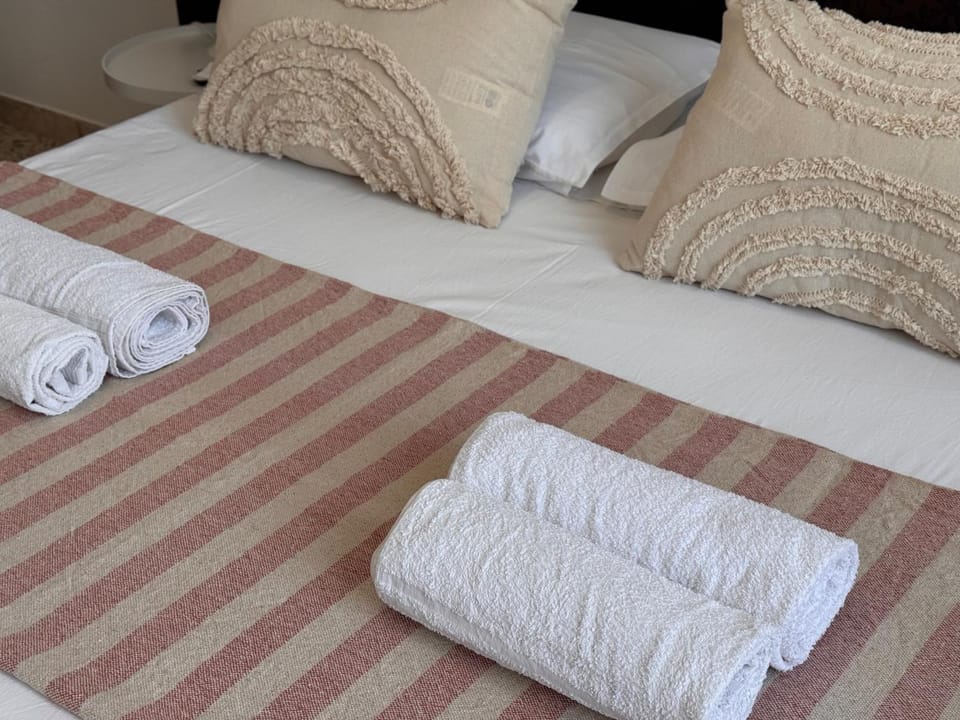 Bed, Bedroom, towels