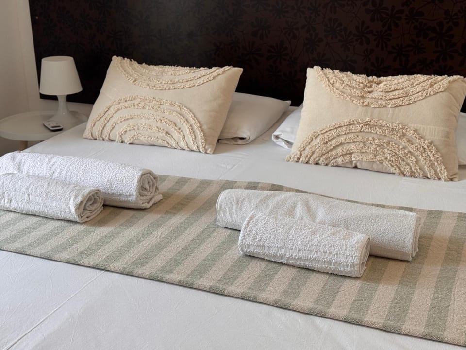 Bed, Photo of the whole room, Bedroom, towels