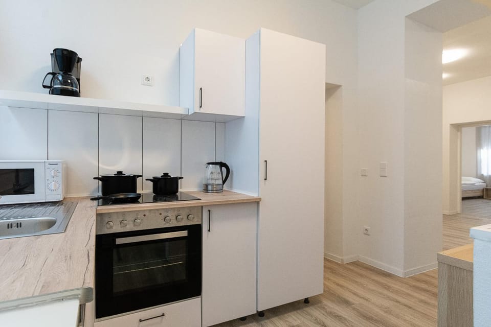 Coffee/tea facilities, Kitchen or kitchenette, dishwasher, oven, stove