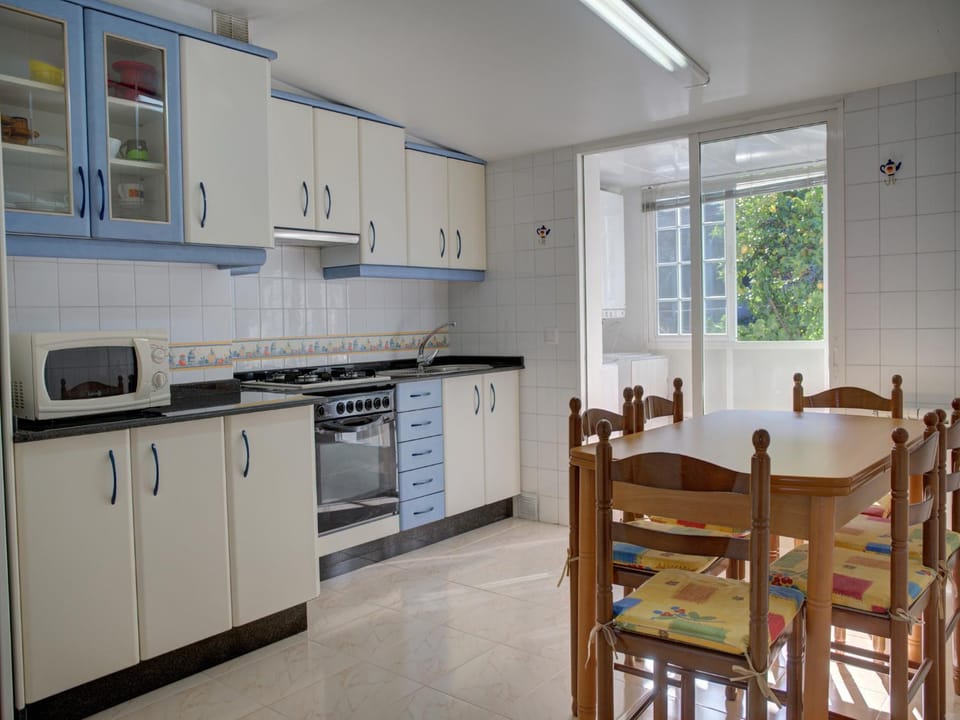 Kitchen or kitchenette, pet friendly, stove