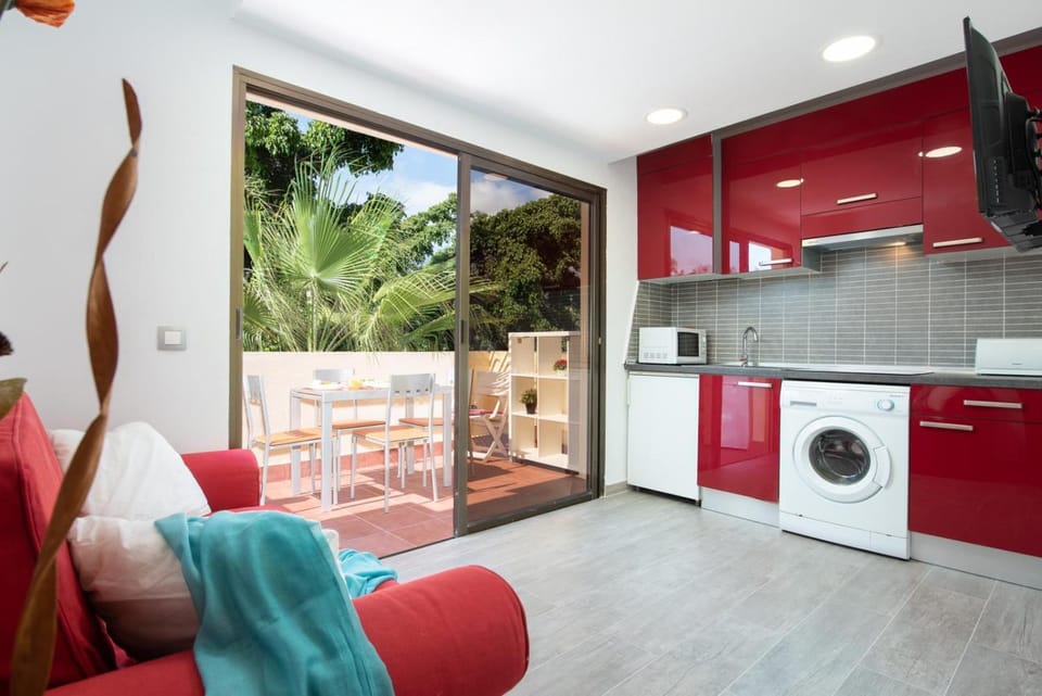 Kitchen or kitchenette, Dining area, dishwasher, stove
