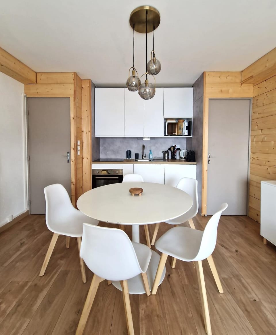 Kitchen or kitchenette, Dining area, microwave, oven, stove, toaster, kitchen