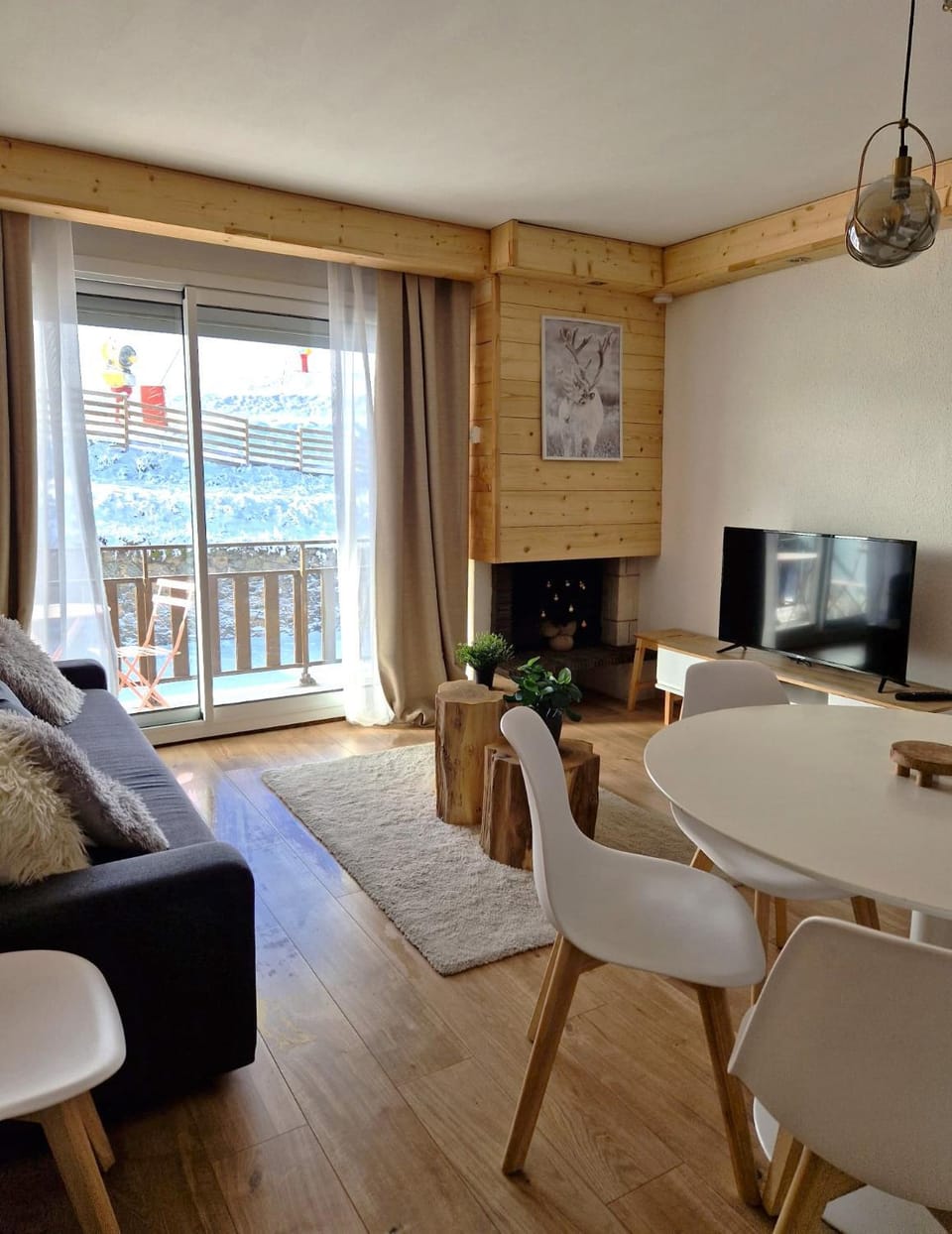 Communal lounge/ TV room, Winter, Skiing, View (from property/room), Balcony/Terrace, Living room, Seating area, Mountain view, fireplace