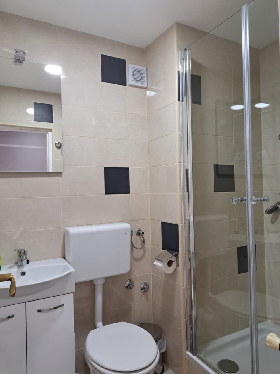 Shower, Toilet, Restaurant/places to eat, Bathroom