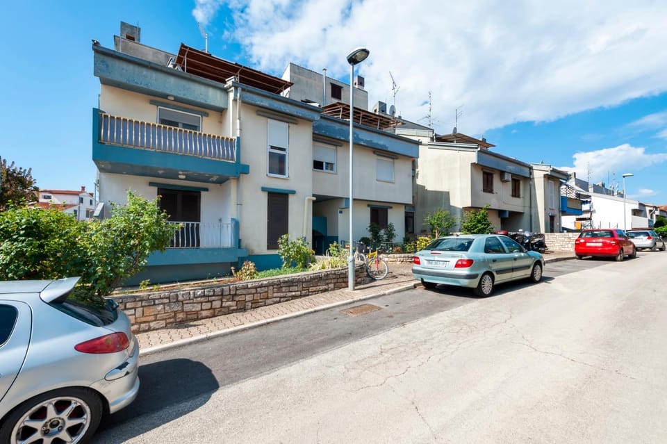 Property building, Neighbourhood