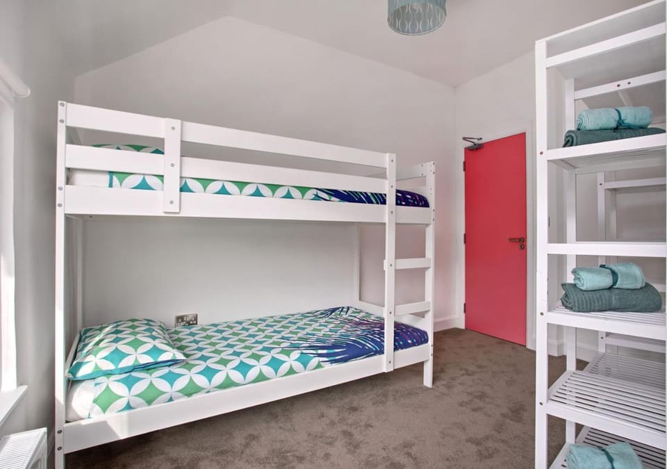 Bedroom, bunk bed