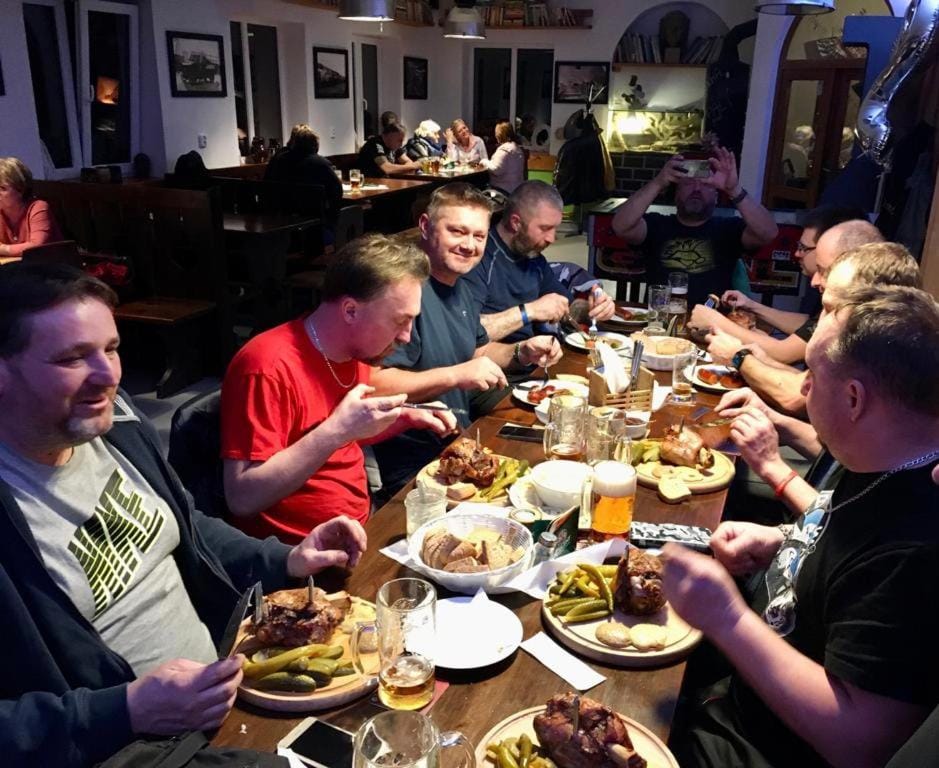 Restaurant/places to eat, Nightclub / DJ, Food and drinks, Seating area, Food, Dinner, Drinks, group of guests