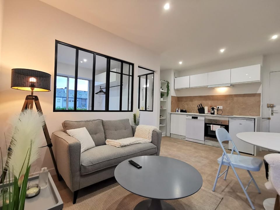 Kitchen or kitchenette, Living room, Seating area, Dining area, stove