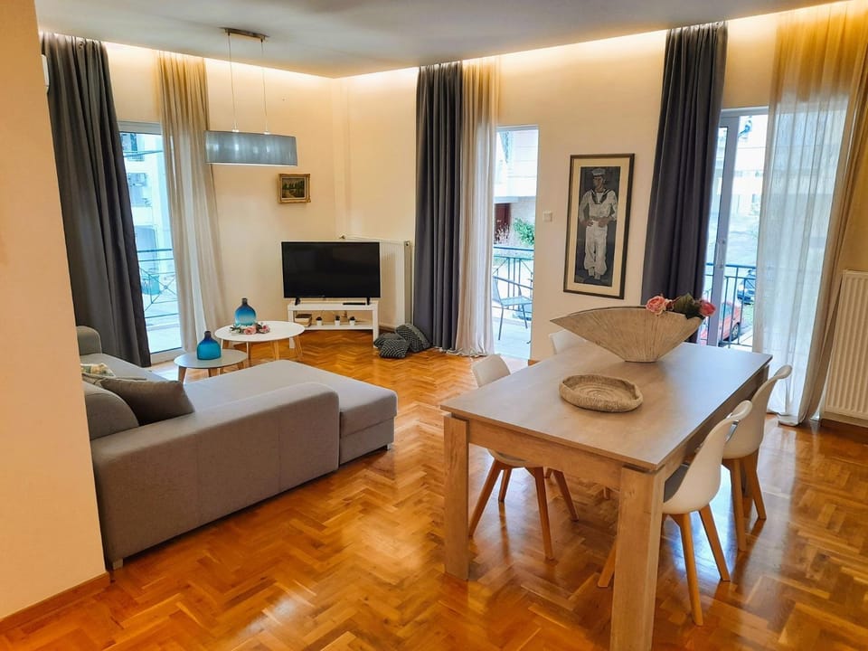 TV and multimedia, Living room, Seating area, Dining area