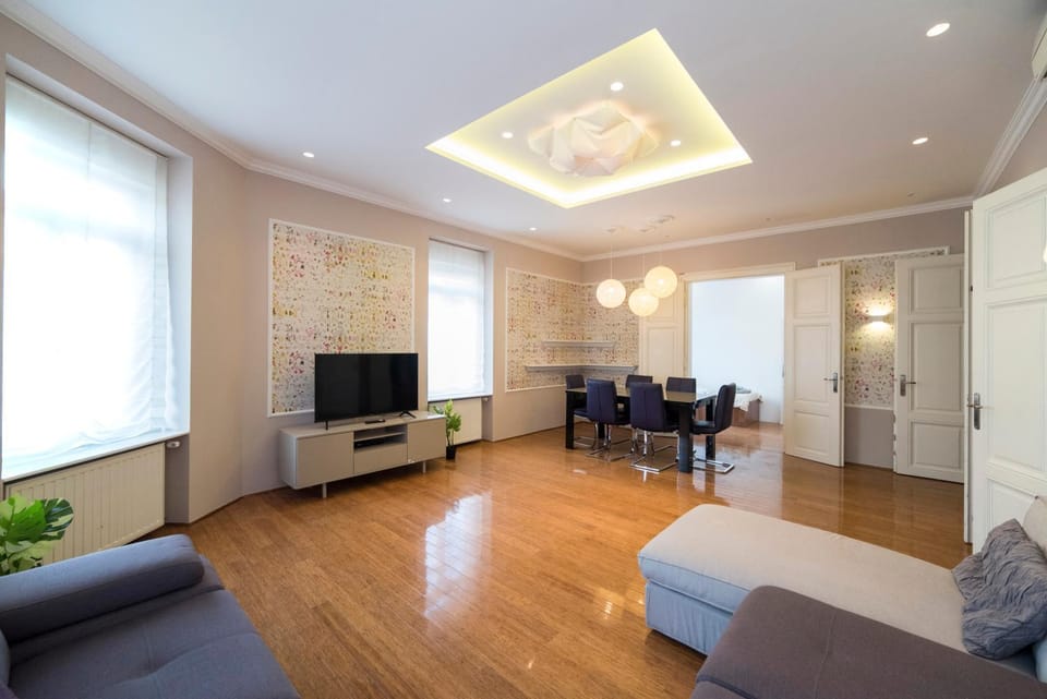 TV and multimedia, Seating area, Dining area