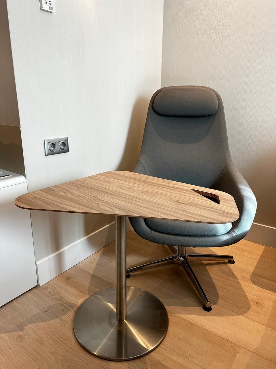 Bed, Seating area, Bedroom, hair dresser