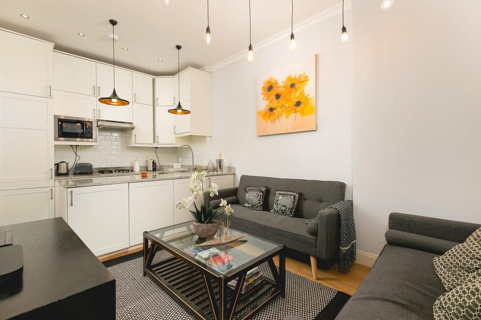 TV and multimedia, Kitchen or kitchenette, Living room, Seating area
