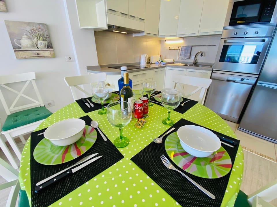 Kitchen or kitchenette, Dining area