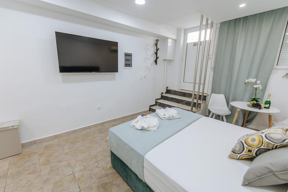 Bed, TV and multimedia, Photo of the whole room