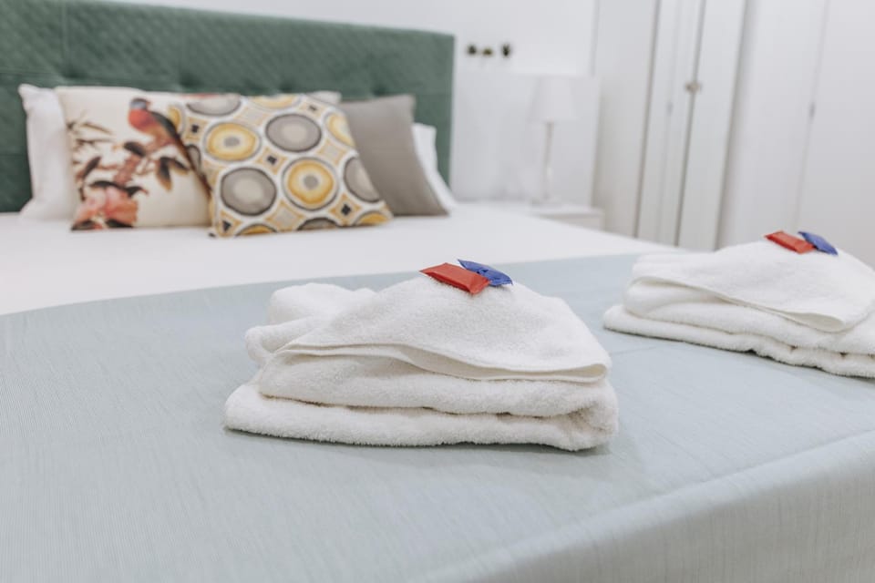 Bed, Bedroom, towels