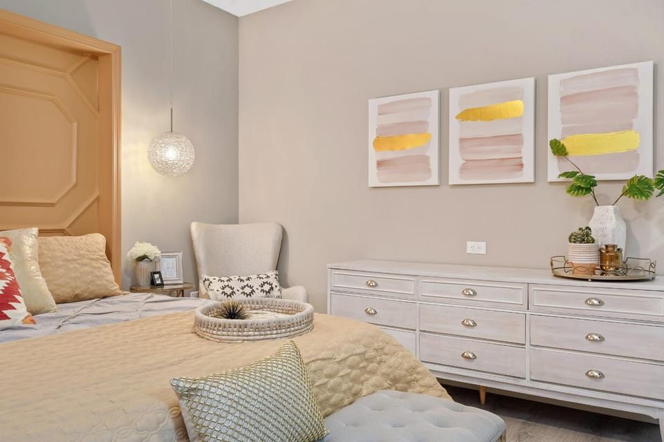 Bed, Seating area, Bedroom