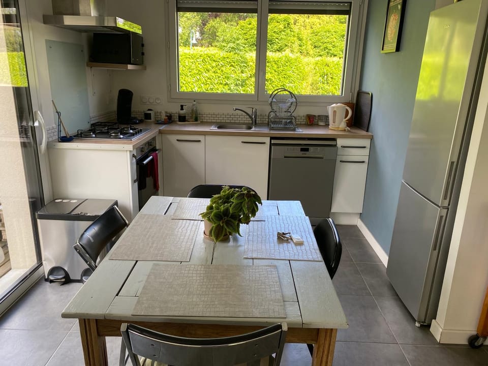 Dining area, dishwasher, oven, pet friendly, stove