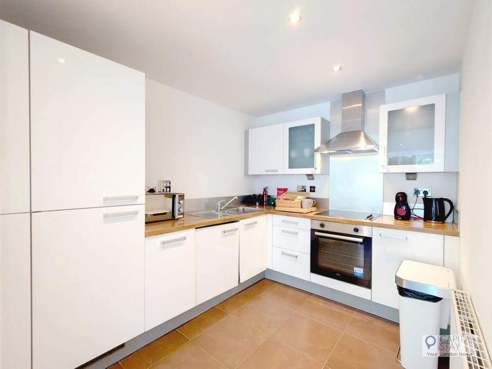 Two Bed Serviced Apartment by London Docklands Apartment in London