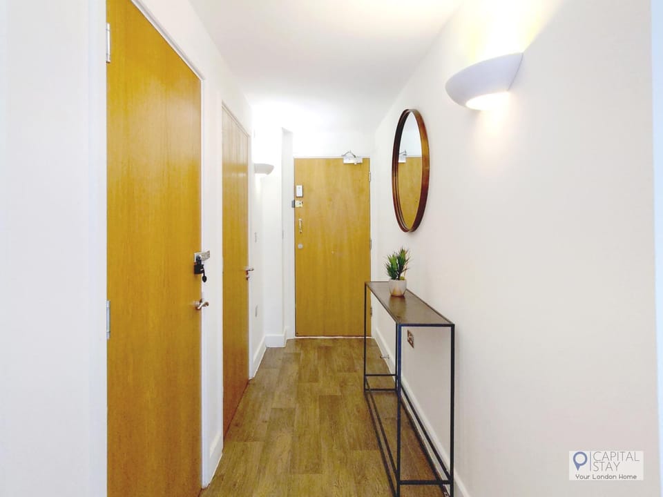 Two Bed Serviced Apartment by London Docklands Apartment in London