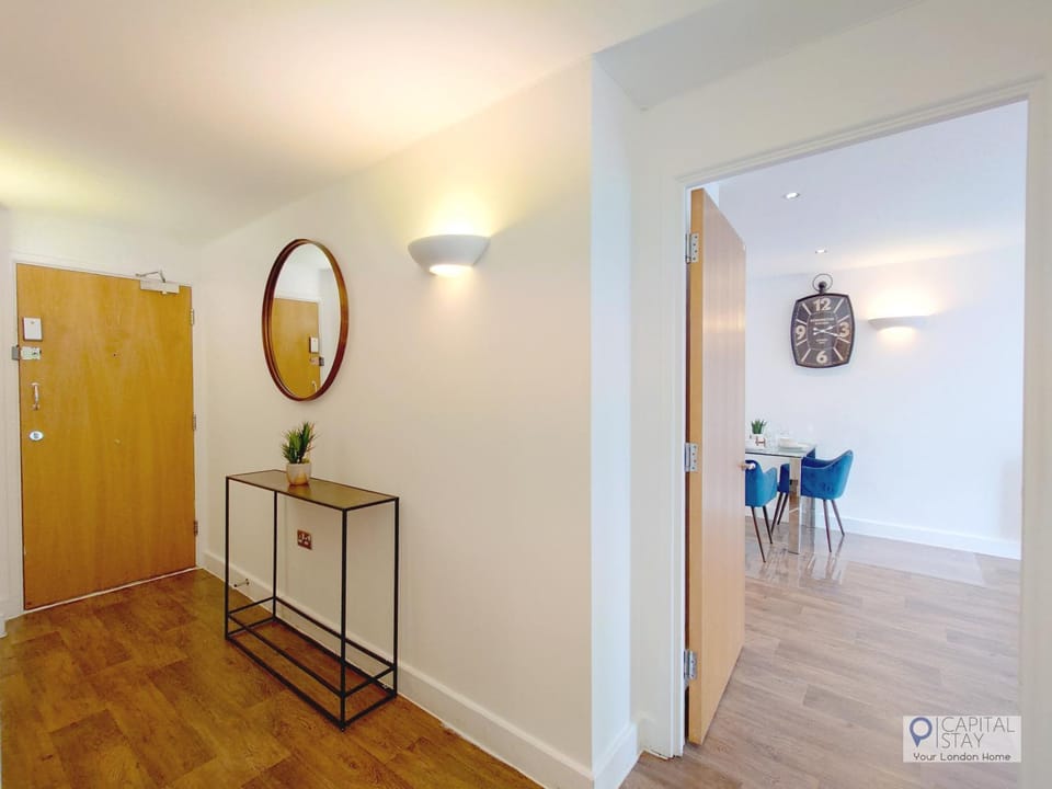 Two Bed Serviced Apartment by London Docklands Apartment in London