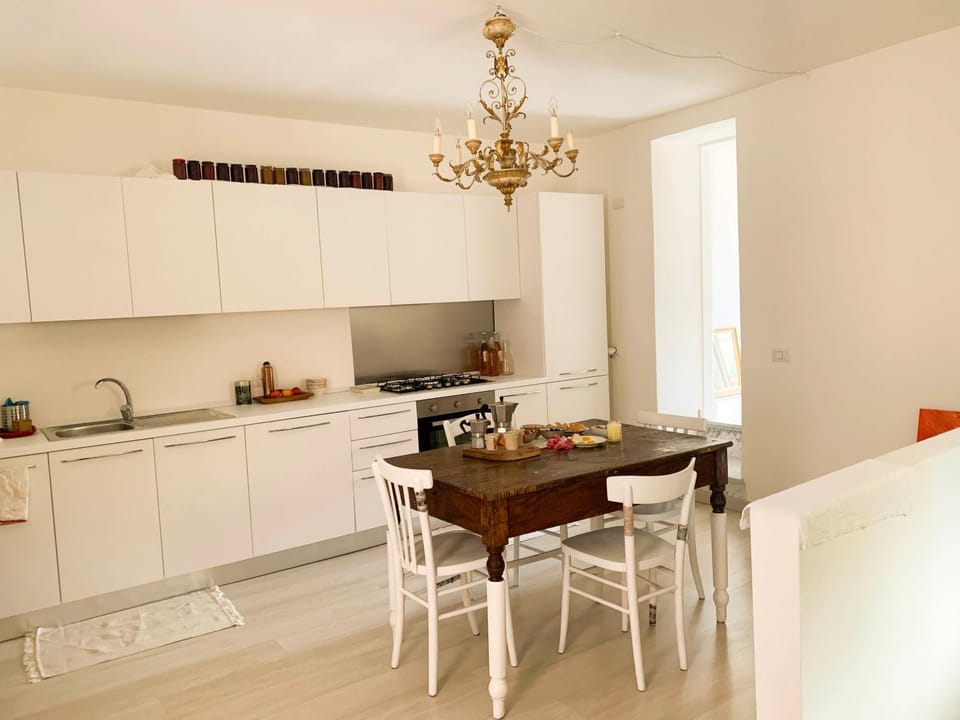 Kitchen or kitchenette, Dining area