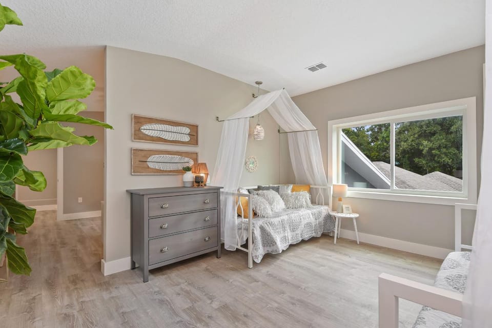 Bed, Photo of the whole room, Seating area, Bedroom