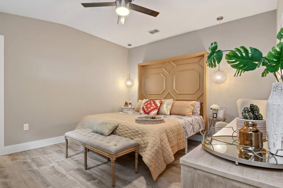 Bed, Photo of the whole room, Seating area, Bedroom, fireplace