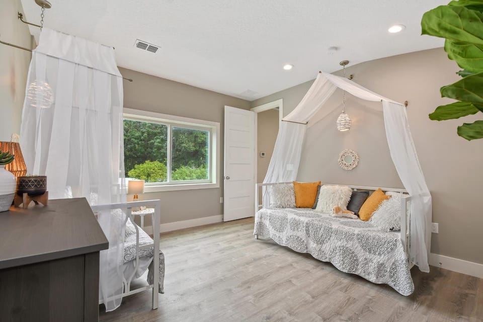 Bed, Photo of the whole room, Seating area, Bedroom