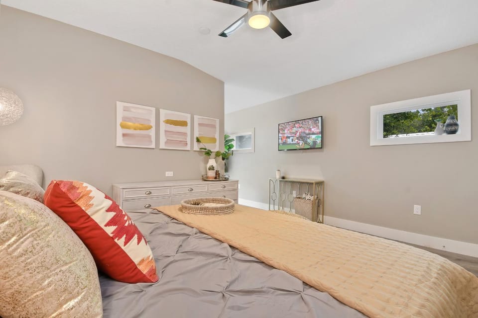 Bed, TV and multimedia, Photo of the whole room, Seating area, Bedroom
