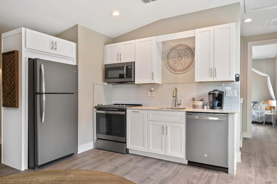 Coffee/tea facilities, Kitchen or kitchenette, dishwasher, minibar, oven, pet friendly, stove