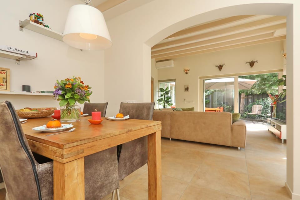 Sunnybeachhouse aan het bos, tussen zee en meer. House in Noordwijkerhout