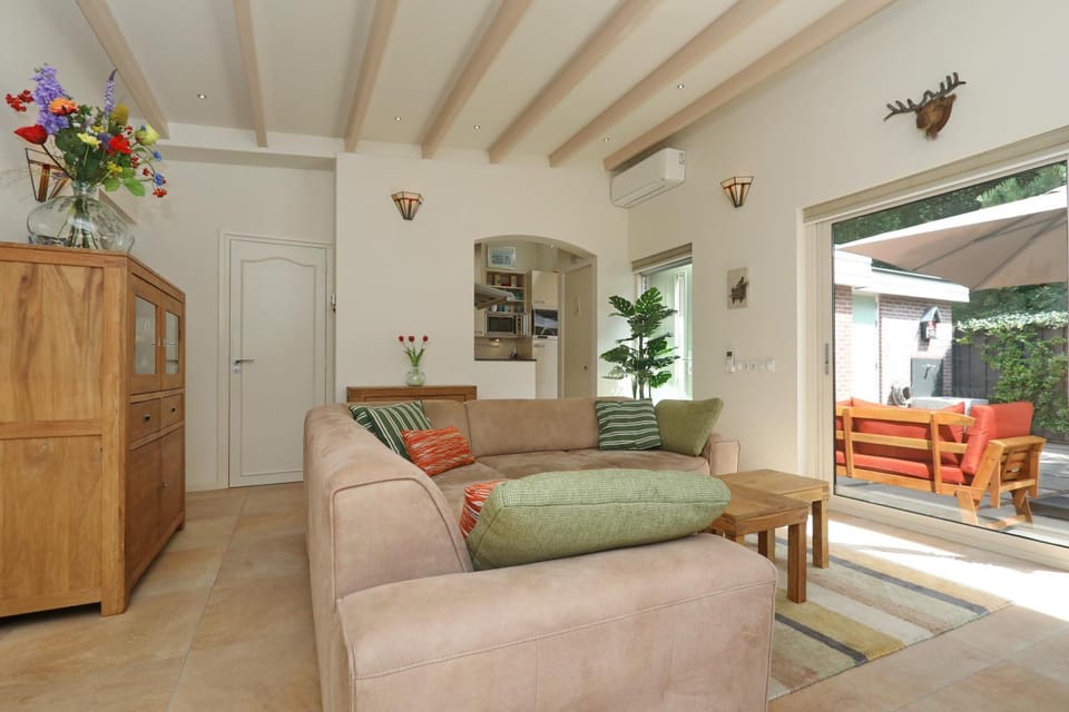 Sunnybeachhouse aan het bos, tussen zee en meer. House in Noordwijkerhout