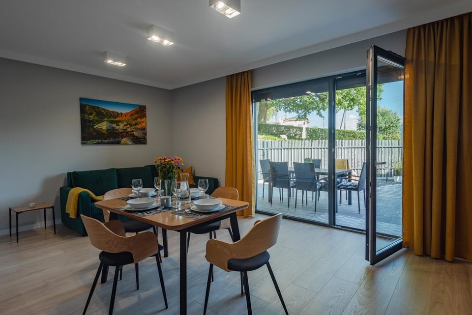 Garden, Garden, Living room, Seating area, Dining area, Garden view