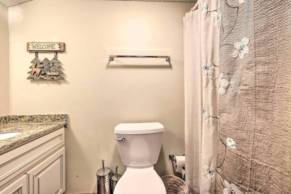 Ian's Camelback House Apartment in Pocono Mountains