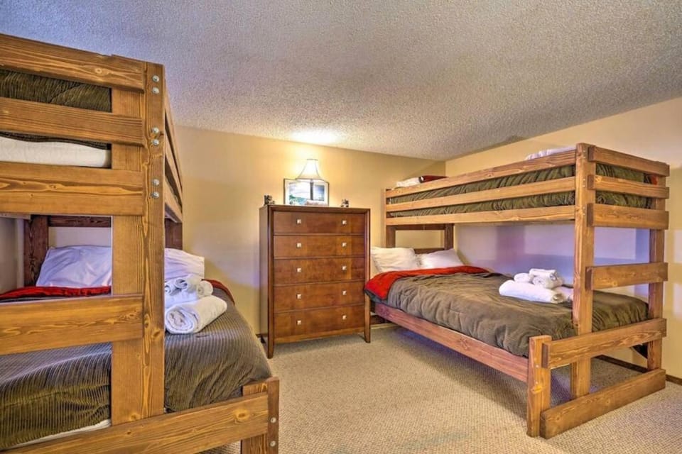 Ian's Camelback House Apartment in Pocono Mountains