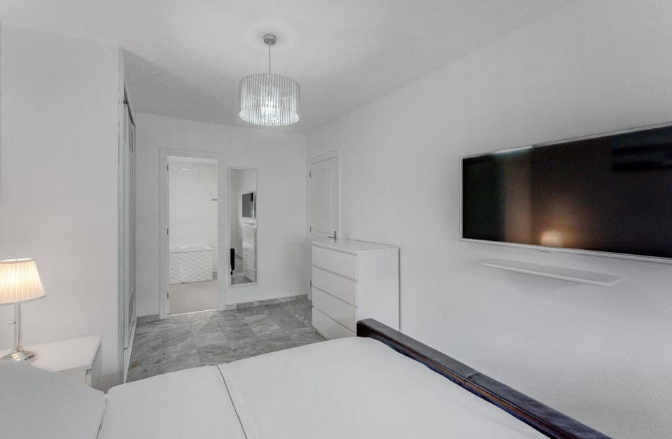 Bed, TV and multimedia, Bedroom