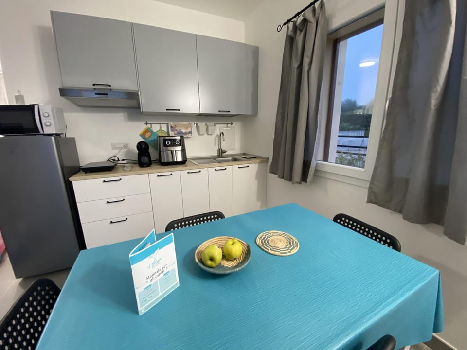 Coffee/tea facilities, Kitchen or kitchenette, Dining area, minibar, pet friendly, stove