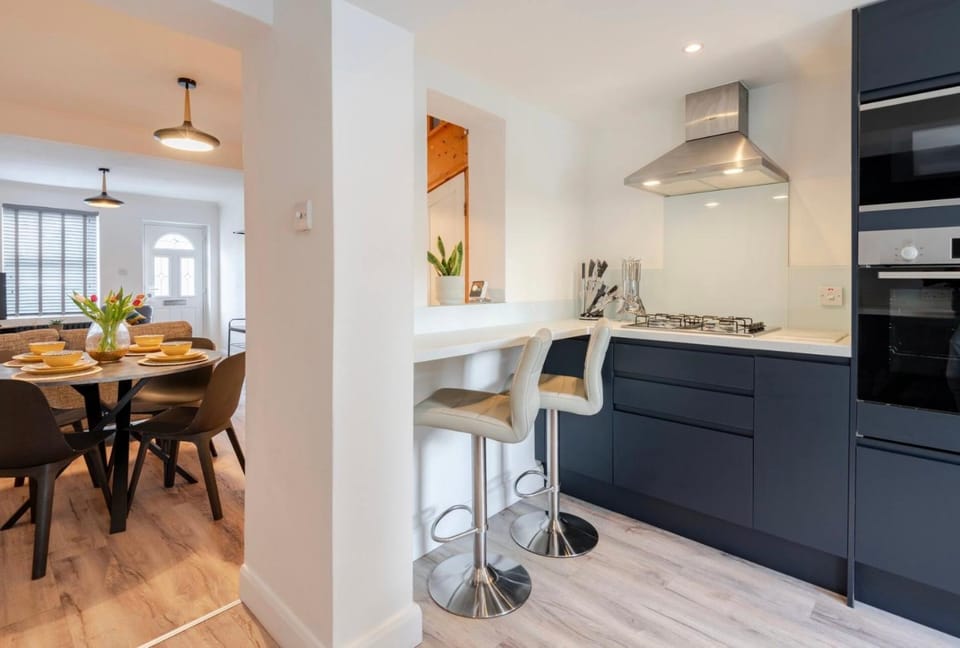 Kitchen or kitchenette, minibar