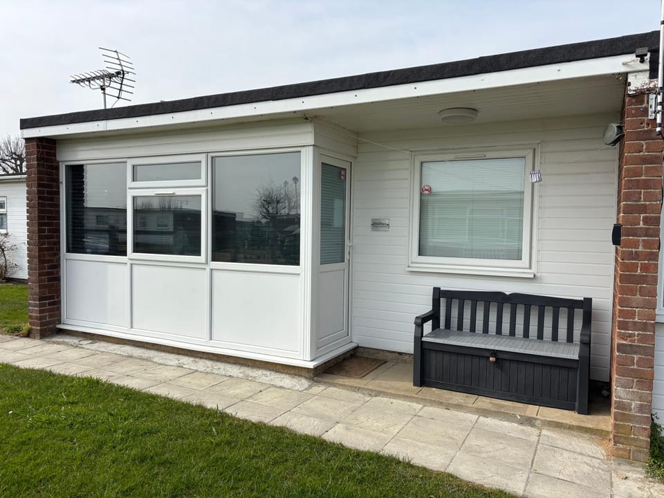 58, Two bed chalet on Sund0wner Holiday Park - Sleeps 4, pet friendly - Free WiFi plus electricity all included - Entertainment options close by Chalet in Hemsby