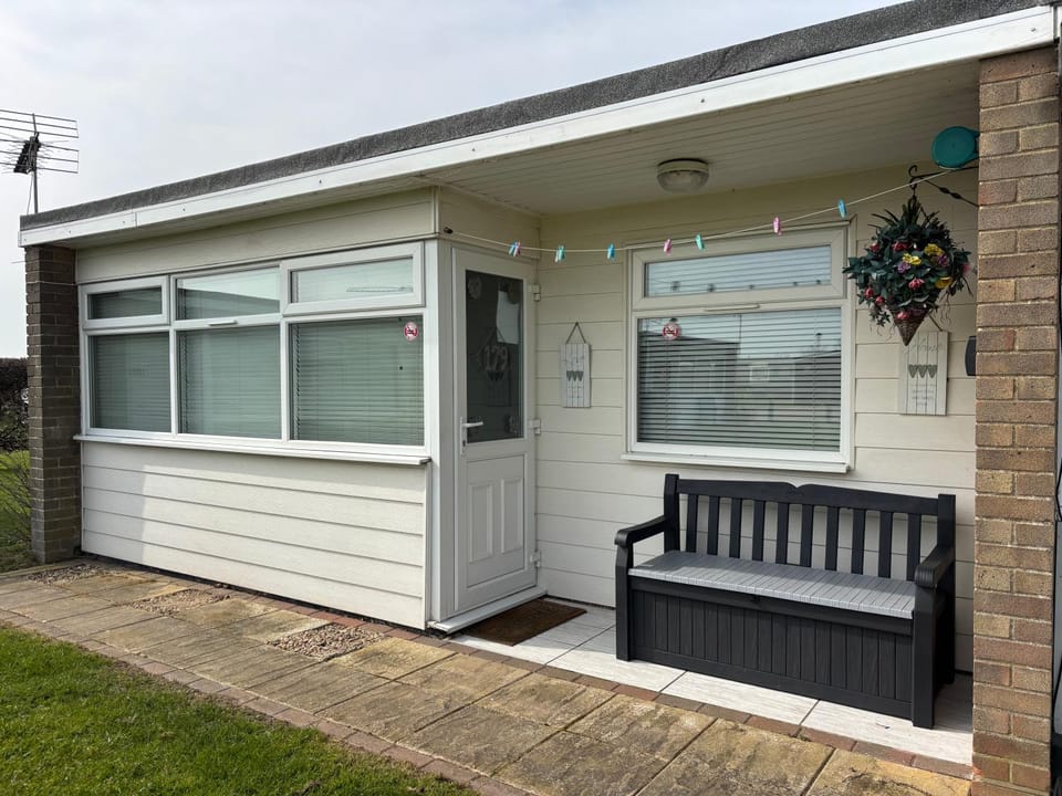 179, Two bed chalet on Sund0wner Holiday Park - Sleeps 4, free WiFi, sorry no pets - entertainment options close by Chalet in Hemsby