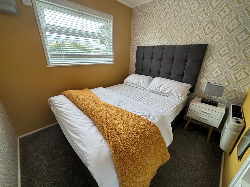 179, Two bed chalet on Sund0wner Holiday Park - Sleeps 4, free WiFi, sorry no pets - entertainment options close by Chalet in Hemsby