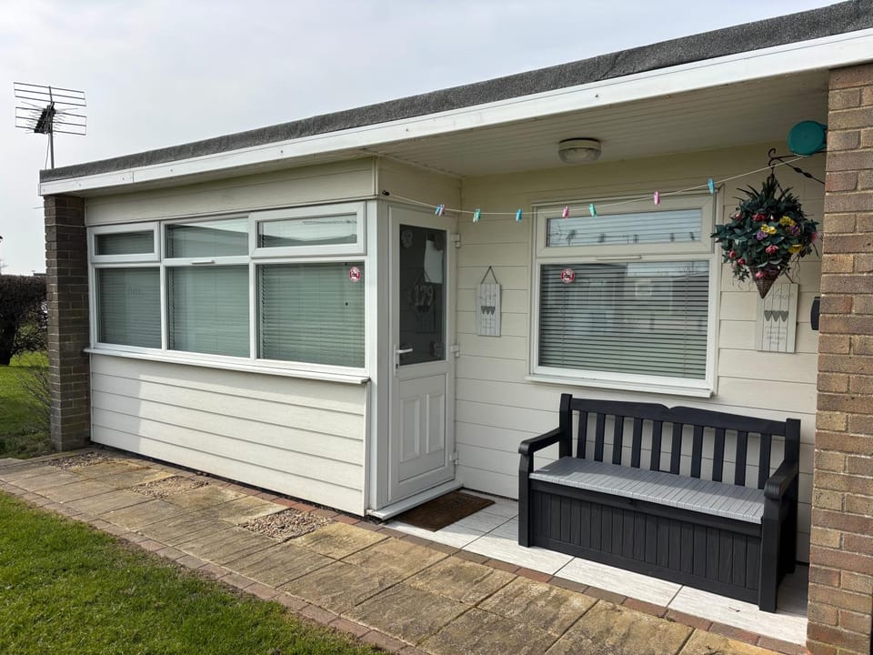 179, Two bed chalet on Sund0wner Holiday Park - Sleeps 4, free WiFi, sorry no pets - entertainment options close by Chalet in Hemsby