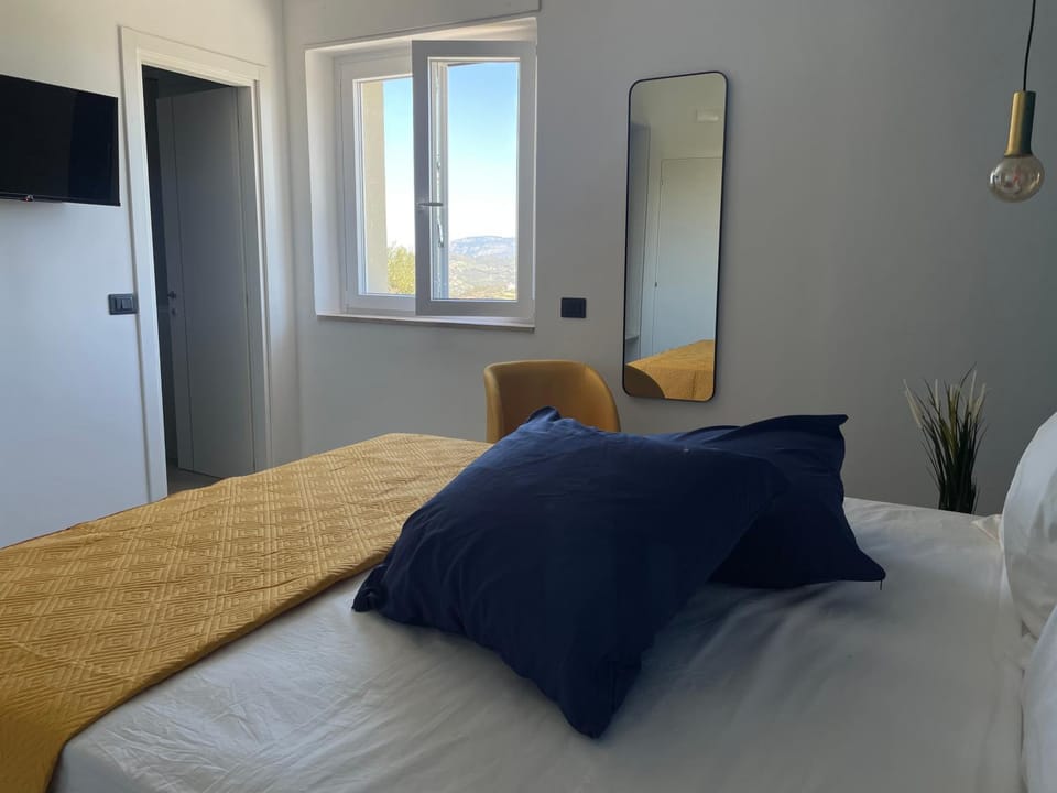 Bed, TV and multimedia, Bedroom