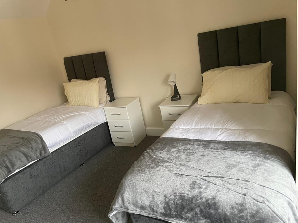 Large 4 Bedroom Sleeps 8, Spacious Apartment for Contractors and Holidays near Bedford Centre - 1 FREE PARKING SPACE & FREE WIFI Apartment in Bedford