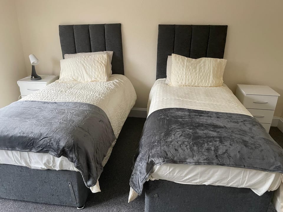 Large 4 Bedroom Sleeps 8, Spacious Apartment for Contractors and Holidays near Bedford Centre - 1 FREE PARKING SPACE & FREE WIFI Apartment in Bedford